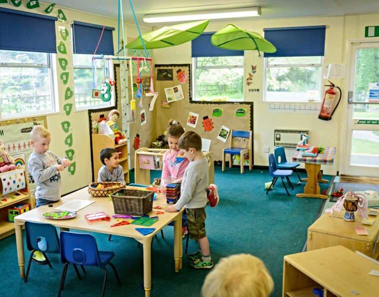 children learning in drawing class