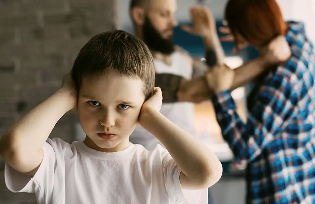 The parents are quarreling, and the child is emotionless, showing signs of toxic parents.